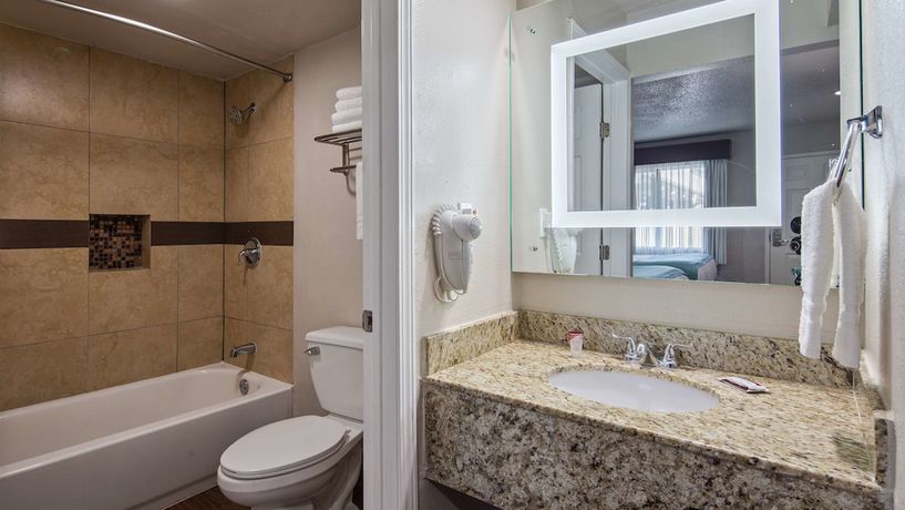 Imagen de la habitación del Hotel SureStay by Best Western Laredo. Foto 8