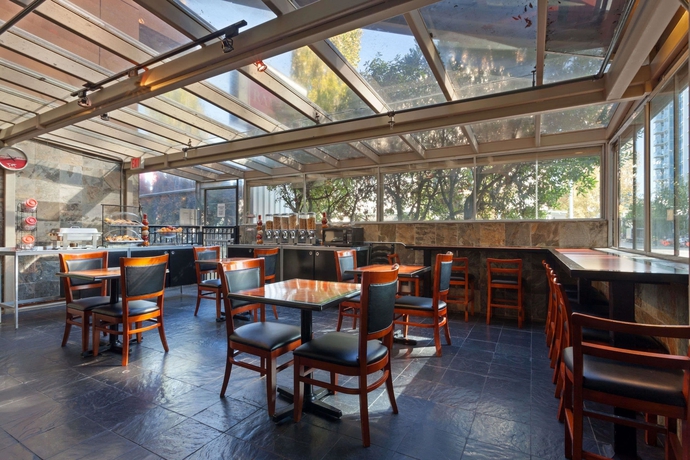 Imagen de los interiores del Hotel SureStay by Best Western Richmond Vancouver Airport. Foto 17