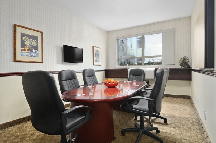 Imagen de los interiores del Hotel SureStay by Best Western Richmond Vancouver Airport. Foto 18