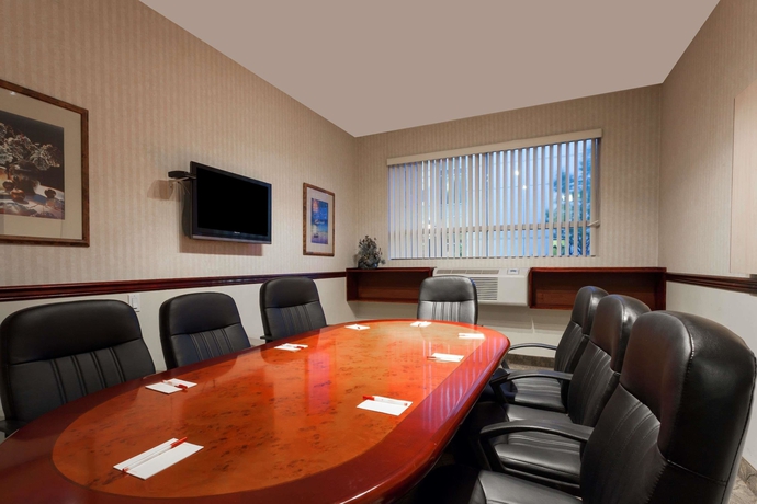 Imagen de los interiores del Hotel SureStay by Best Western Richmond Vancouver Airport. Foto 19