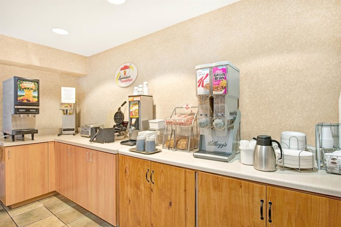 Imagen del bar/restaurante del Hotel SureStay by Best Western Sacramento South Natomas. Foto 3