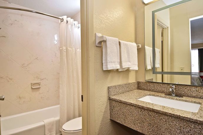 Imagen de la habitación del Hotel SureStay by Best Western Sarasota Lido Beach. Foto 13