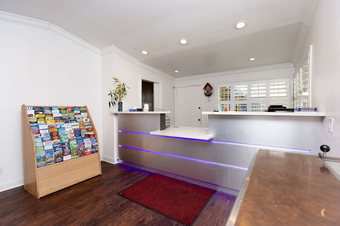 Imagen de los interiores del Hotel SureStay by Best Western Seaside Monterey. Foto 18