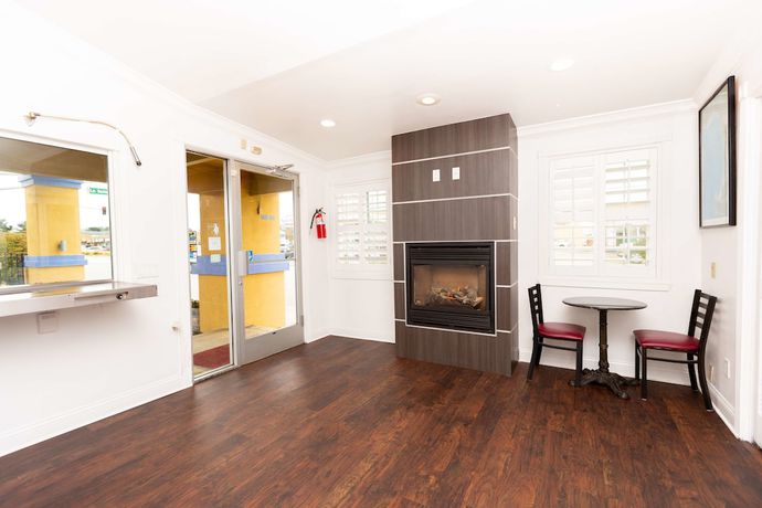 Imagen de los interiores del Hotel SureStay by Best Western Seaside Monterey. Foto 19