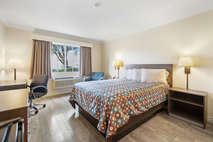 Imagen de la habitación del Hotel Surestay By Best Western Fontana. Foto 11