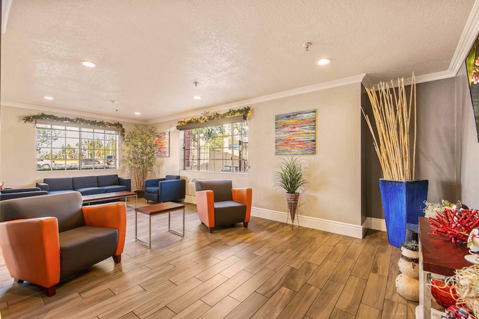 Imagen de los interiores del Hotel Surestay By Best Western Fontana. Foto 17