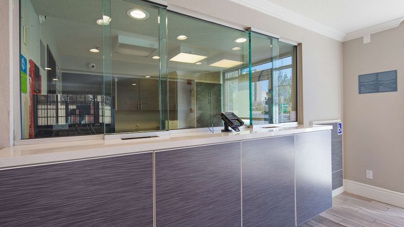 Imagen de los interiores del Hotel Surestay By Best Western Fontana. Foto 20