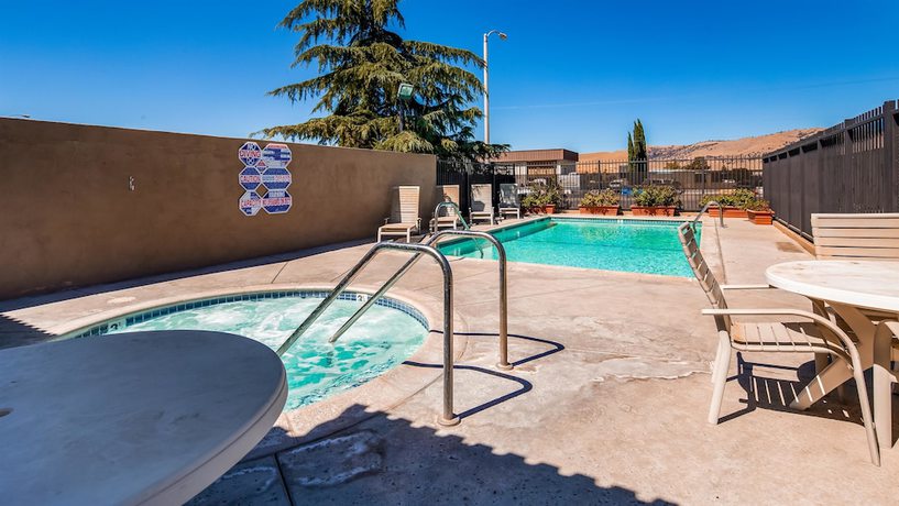 Imagen de la piscina del Hotel Surestay By Best Western Tehachapi. Foto 20