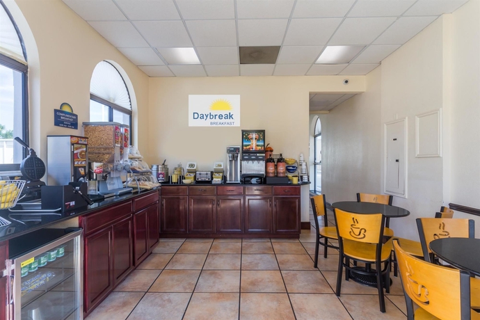 Imagen del bar/restaurante del Hotel Surestay Hotel By Best Western Clermont Theme Park West. Foto 2