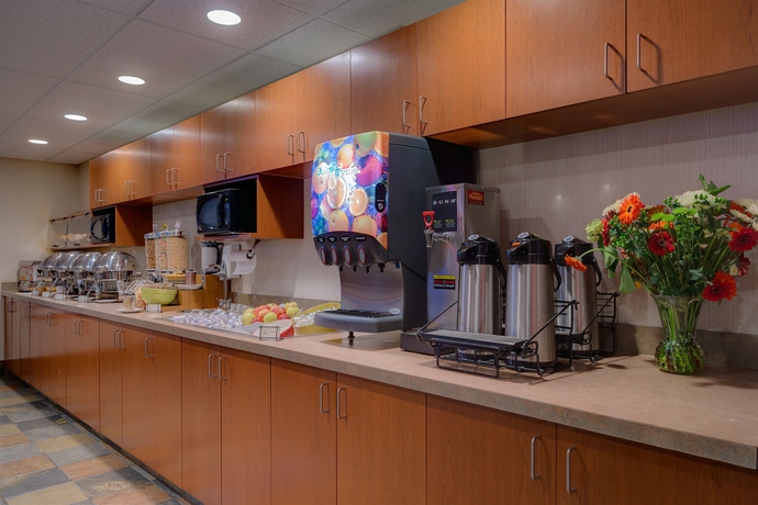 Imagen del bar/restaurante del Hotel Surestay Plus By Best Western Calgary South East. Foto 6