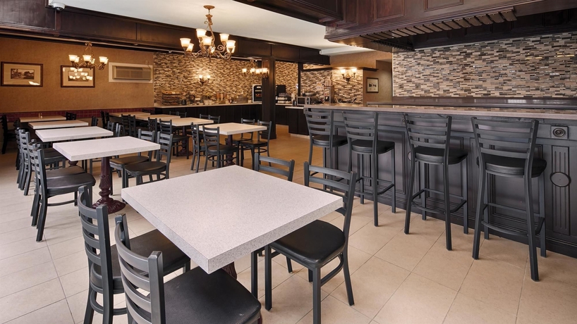Imagen del bar/restaurante del Hotel Surestay Plus By Best Western Coquitlam. Foto 2