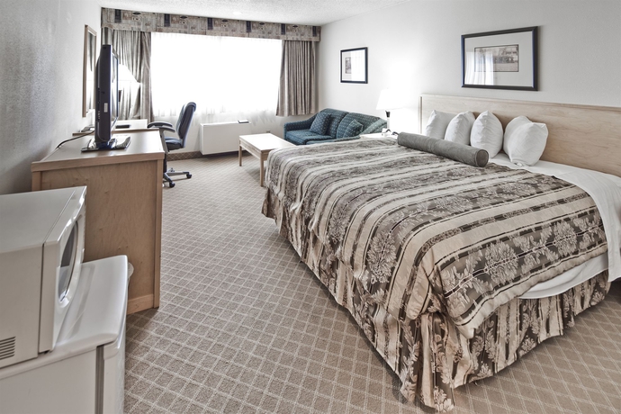 Imagen de la piscina del Hotel Surestay Plus By Best Western Coquitlam. Foto 12