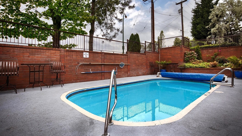 Imagen de la piscina del Hotel Surestay Plus By Best Western Coquitlam. Foto 13