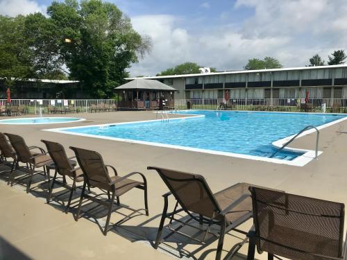 Imagen de la piscina del Hotel Surestay Plus By Best Western Lehigh Valley. Foto 8