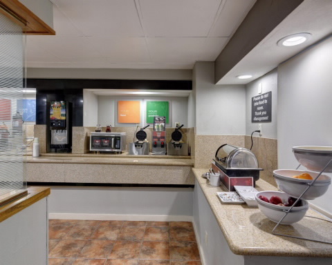 Imagen del bar/restaurante del Hotel Surestay Plus By Best Western Mobile I-65. Foto 2