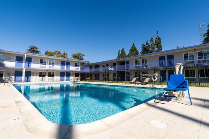 Imagen de la piscina del Hotel Surestay Plus By Best Western Sacramento Cal Expo. Foto 20