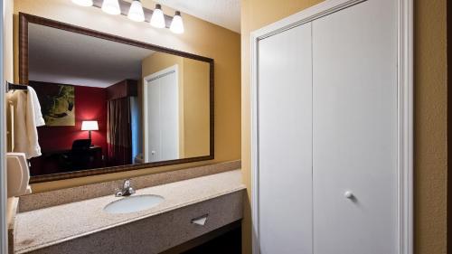 Imagen de la habitación del Hotel Surestay Plus By Best Western San Antonio Fiesta Inn. Foto 7