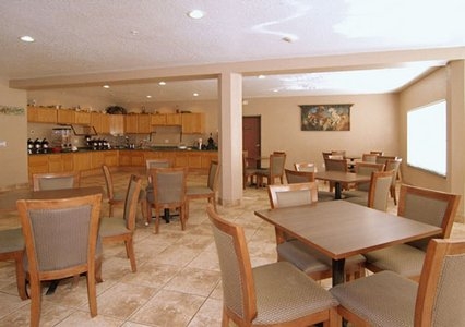 Imagen del bar/restaurante del Hotel Surestay Plus By Best Western San Antonio Fort Sam Houston. Foto 2