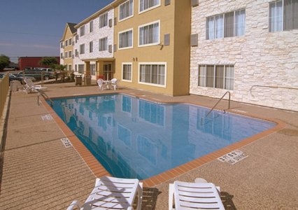 Imagen de la piscina del Hotel Surestay Plus By Best Western San Antonio Fort Sam Houston. Foto 9