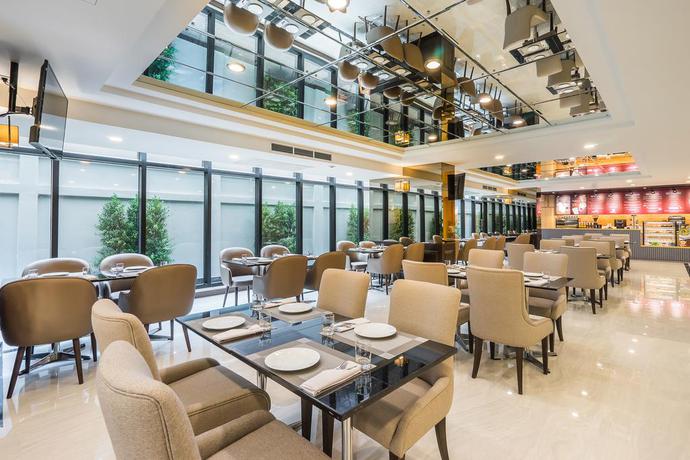 Imagen del bar/restaurante del Hotel Surestay Plus By Best Western Sukhumvit 2. Foto 3