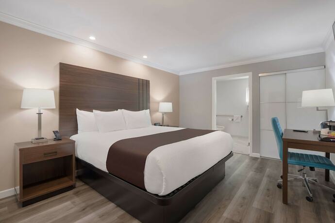 Imagen de la habitación del Hotel Surestay Plus By Best Western Upland Ontario North. Foto 13