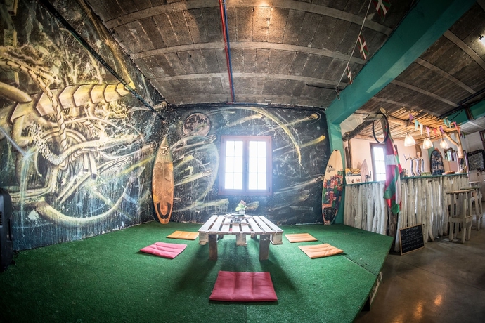 Imagen del bar/restaurante del Hotel Surf Camp San Sebastian. Foto 5