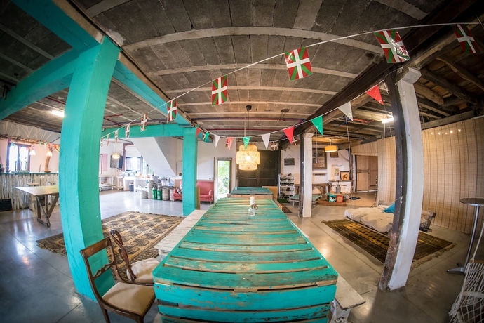 Imagen del bar/restaurante del Hotel Surf Camp San Sebastian. Foto 6