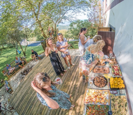 Imagen del bar/restaurante del Hotel Surf Camp San Sebastian. Foto 7