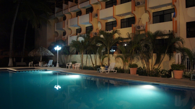 Imagen de la piscina del Hotel Surf Olas Altas. Foto 8