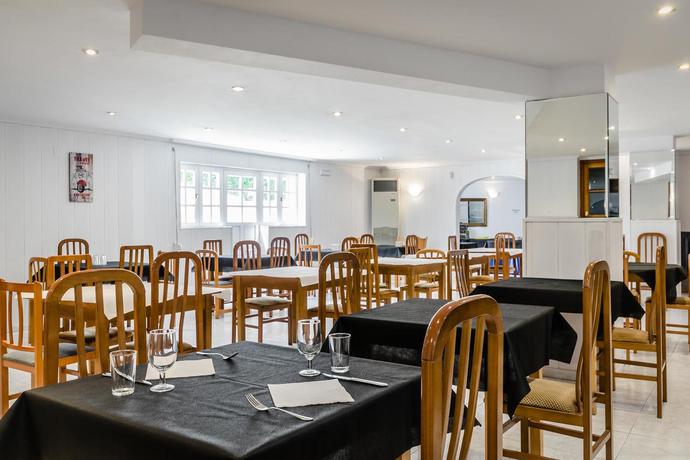 Imagen del bar/restaurante del Hotel Surfances. Foto 2