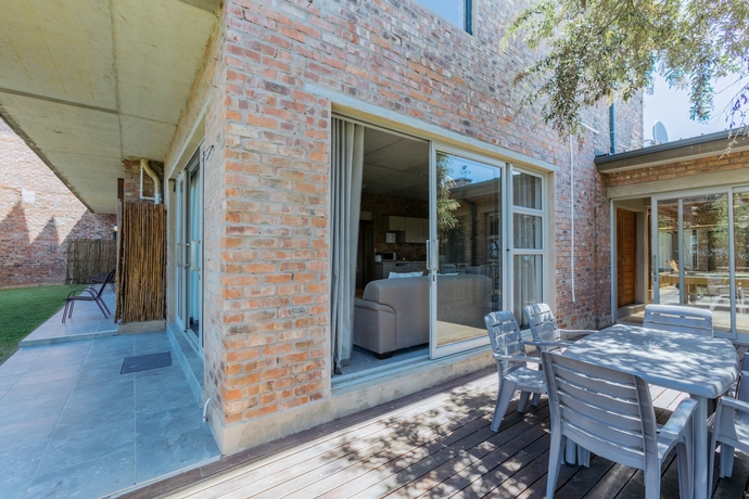 Imagen del bar/restaurante del Hotel Surfari Accommodation and Venue. Foto 7