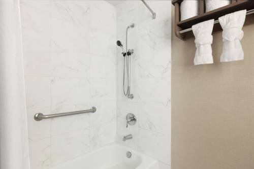 Imagen de la habitación del Hotel Surfbreak Virginia Beach Oceanfront, Ascend Collection. Foto 5