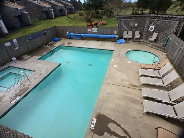 Imagen de la piscina del Hotel Surfcrest Resort. Foto 20