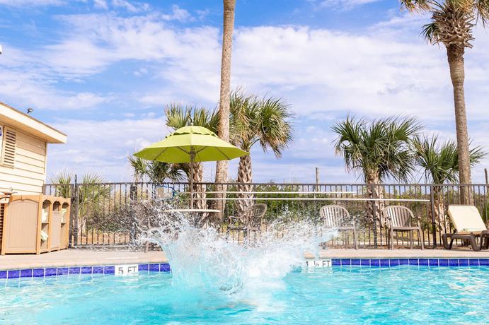 Imagen de la piscina del Hotel Surfside Beach Oceanfront. Foto 19