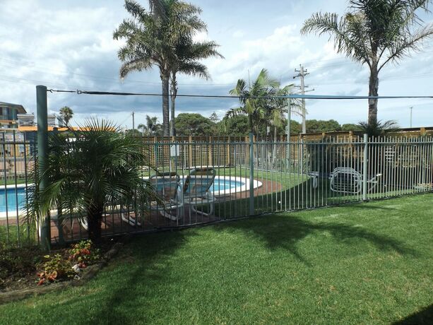 Imagen de la piscina del Hotel Surfside Holiday Apartments. Foto 21
