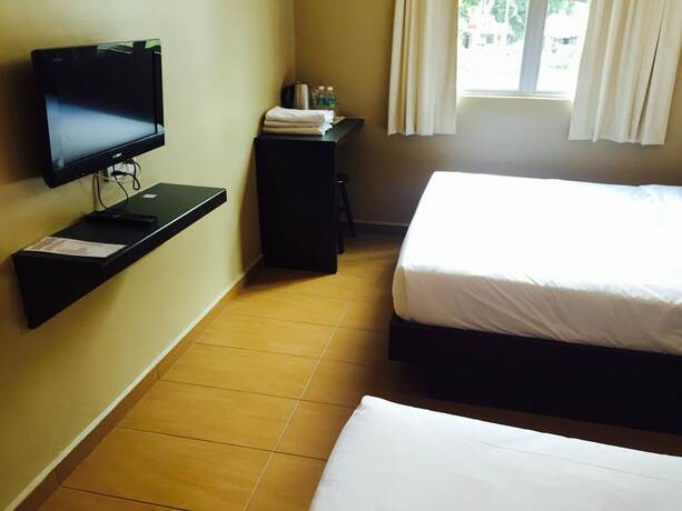 Imagen de la habitación del Hotel Suria. Foto 14