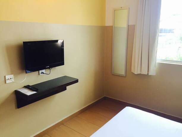 Imagen de la habitación del Hotel Suria. Foto 32