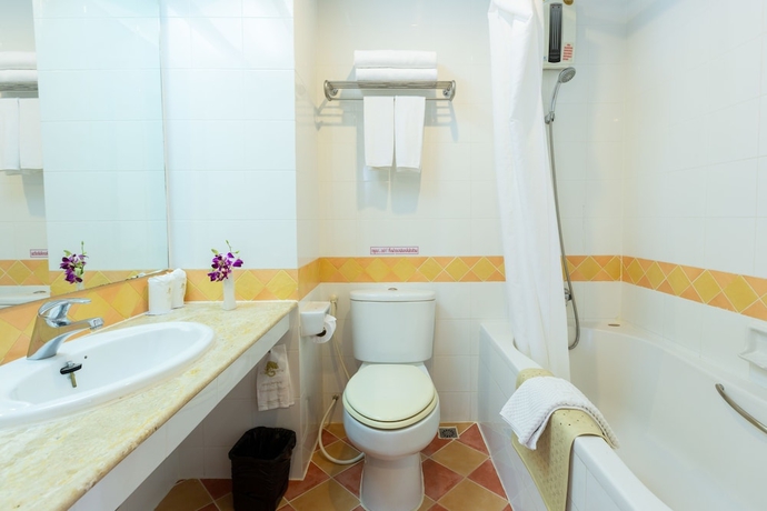 Imagen de la habitación del Hotel Surin Majestic. Foto 13