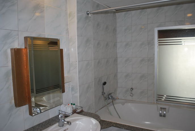 Imagen de la habitación del Hotel Suriwongse. Foto 10