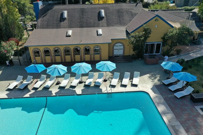 Imagen general del Hotel Surrey Resort. Foto 14