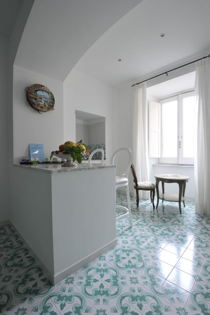 Imagen de la habitación del Hotel Surriento Suites. Foto 3