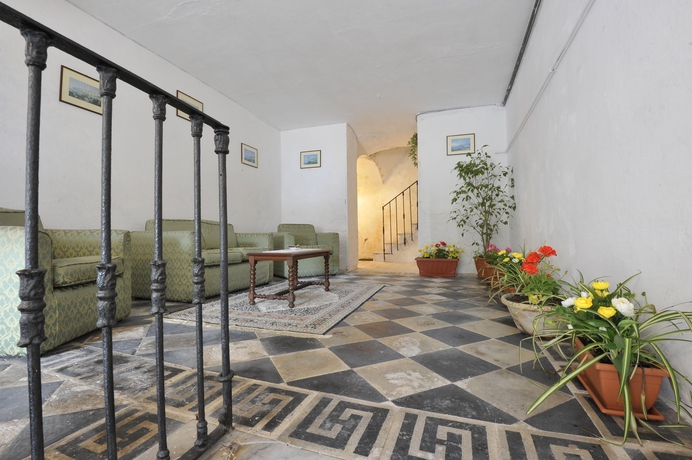 Imagen de los interiores del Hotel Surriento Suites. Foto 16