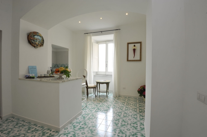 Imagen de la habitación del Hotel Surriento Suites. Foto 6