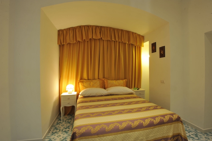Imagen de la habitación del Hotel Surriento Suites. Foto 7