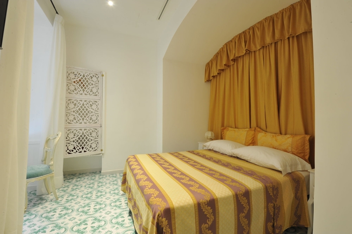 Imagen de la habitación del Hotel Surriento Suites. Foto 9