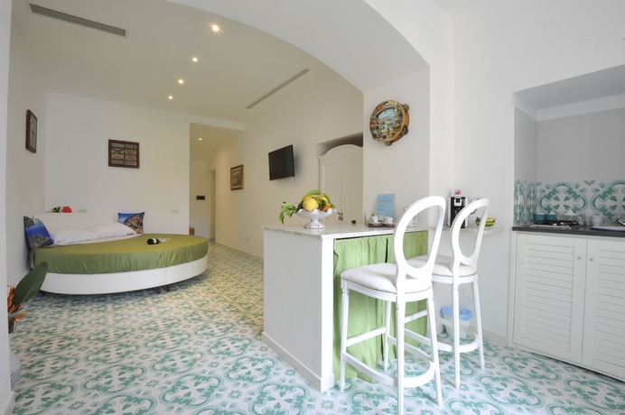 Imagen de la habitación del Hotel Surriento Suites. Foto 10