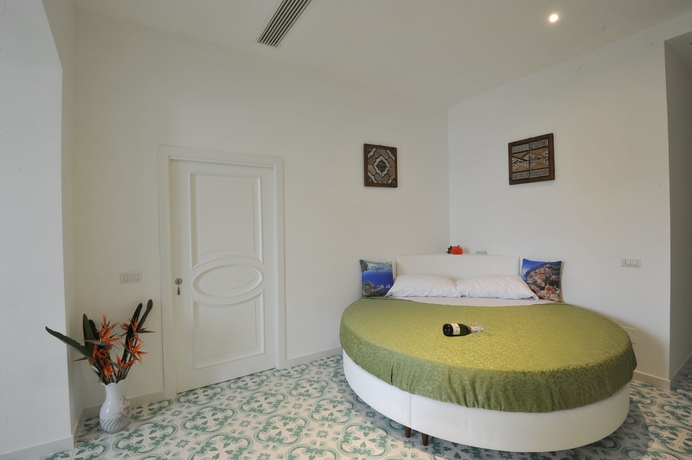 Imagen de la habitación del Hotel Surriento Suites. Foto 12