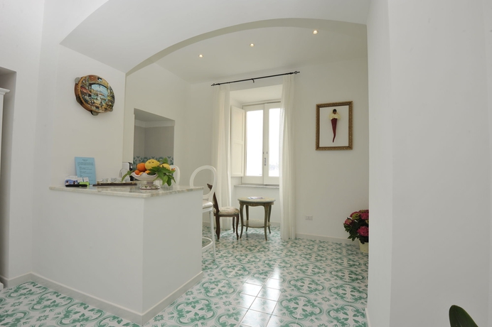 Imagen de la habitación del Hotel Surriento Suites. Foto 13