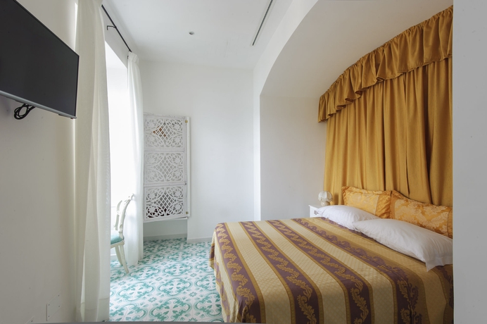 Imagen de la habitación del Hotel Surriento Suites. Foto 14
