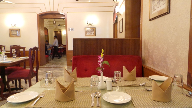 Imagen del bar/restaurante del Hotel Surya, Kaiser Palace. Foto 3